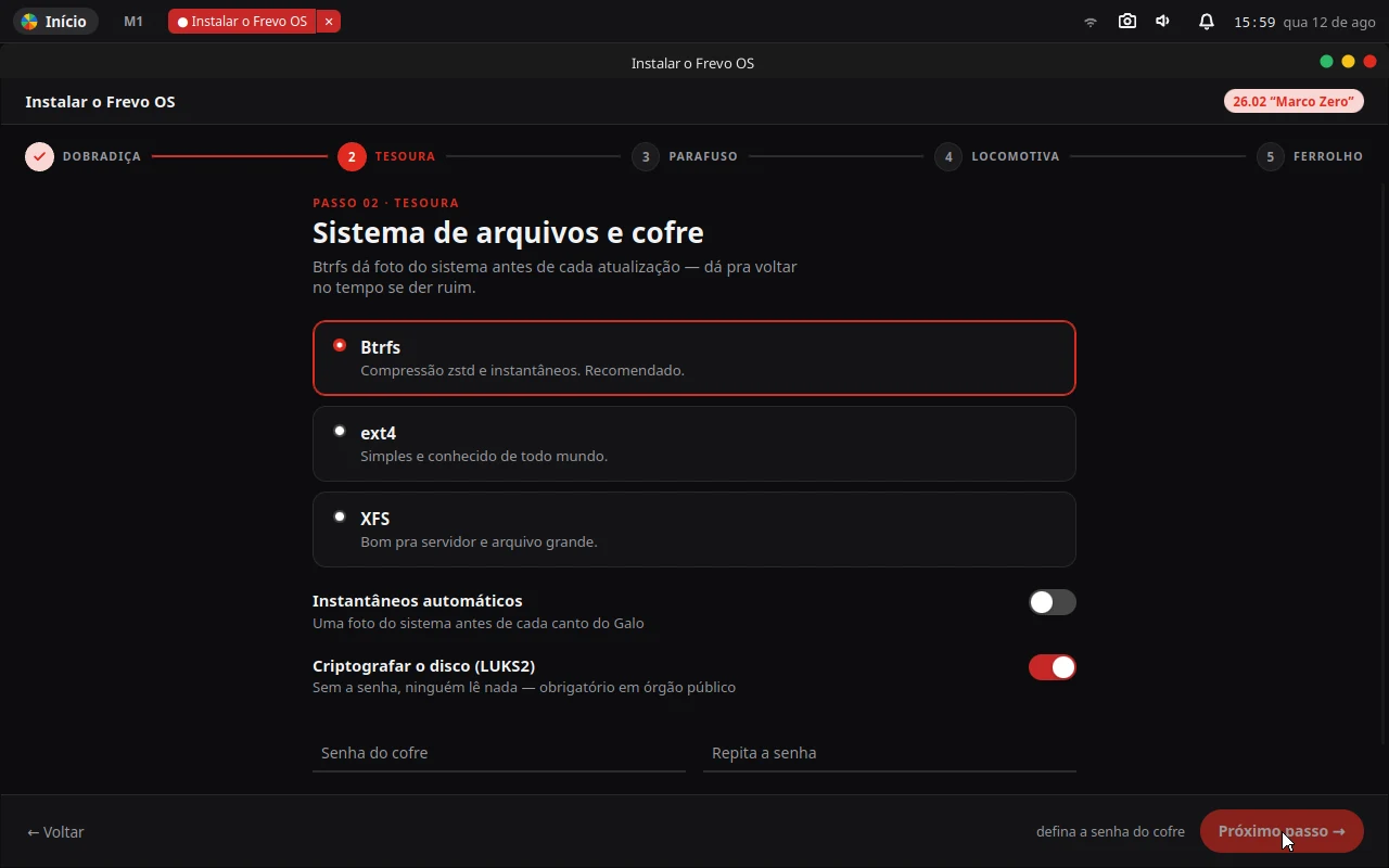 Tela Sistema de arquivos e cofre: Btrfs, ext4 ou XFS, instantâneos automáticos e criptografar o disco (LUKS2).
